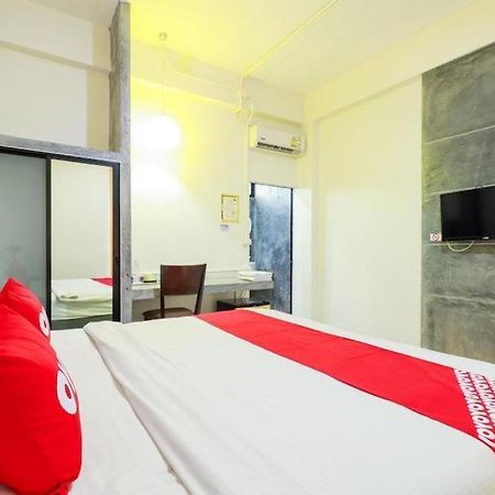 Oyo 412 7 Days Hotel Chiang Mai Exteriör bild