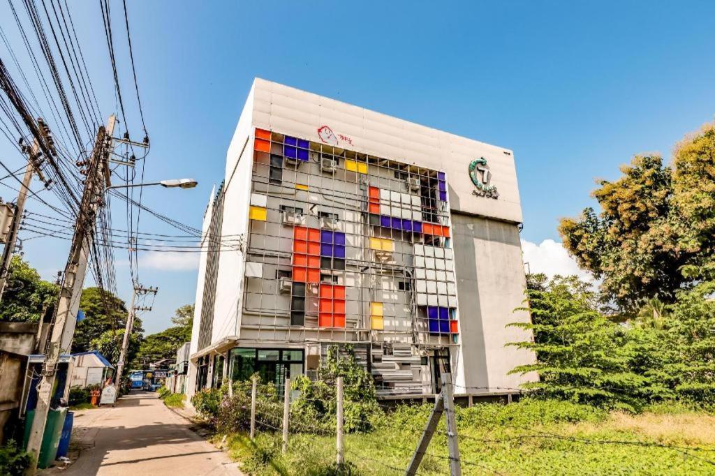Oyo 412 7 Days Hotel Chiang Mai Exteriör bild
