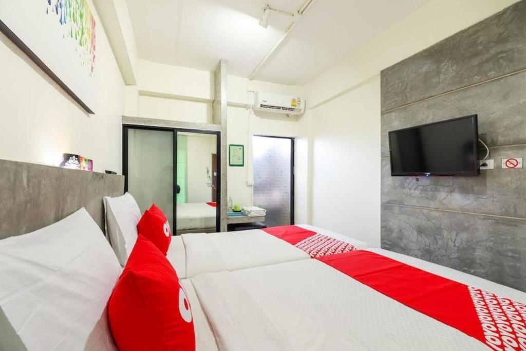 Oyo 412 7 Days Hotel Chiang Mai Exteriör bild