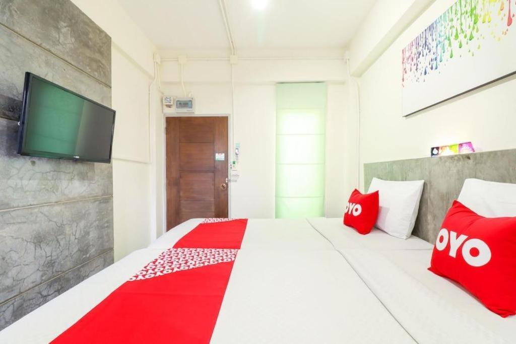 Oyo 412 7 Days Hotel Chiang Mai Exteriör bild