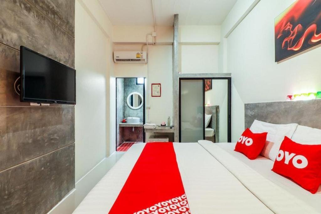 Oyo 412 7 Days Hotel Chiang Mai Exteriör bild