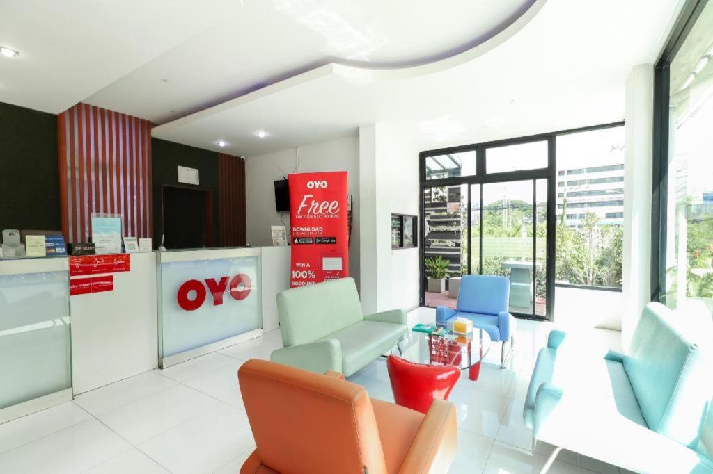Oyo 412 7 Days Hotel Chiang Mai Exteriör bild