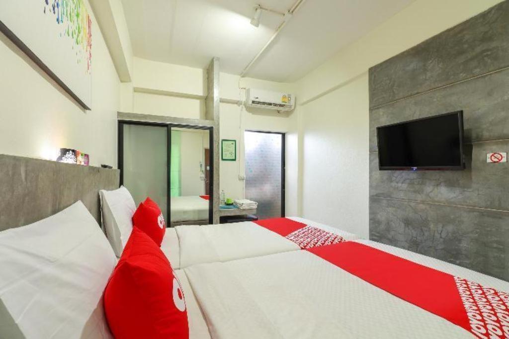 Oyo 412 7 Days Hotel Chiang Mai Exteriör bild