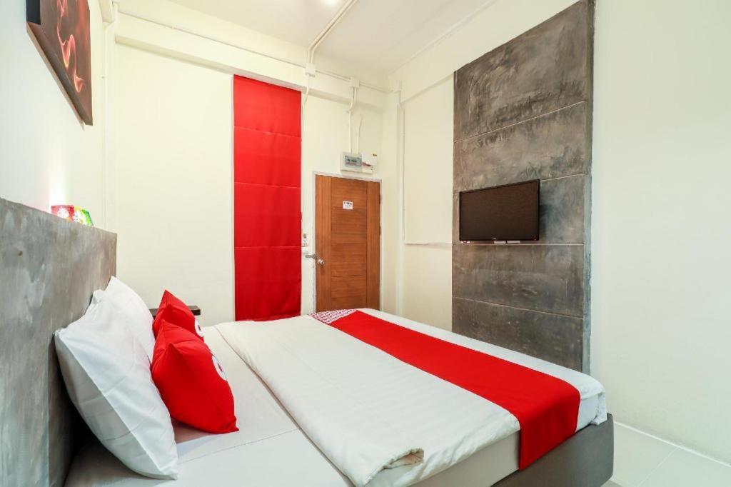 Oyo 412 7 Days Hotel Chiang Mai Exteriör bild