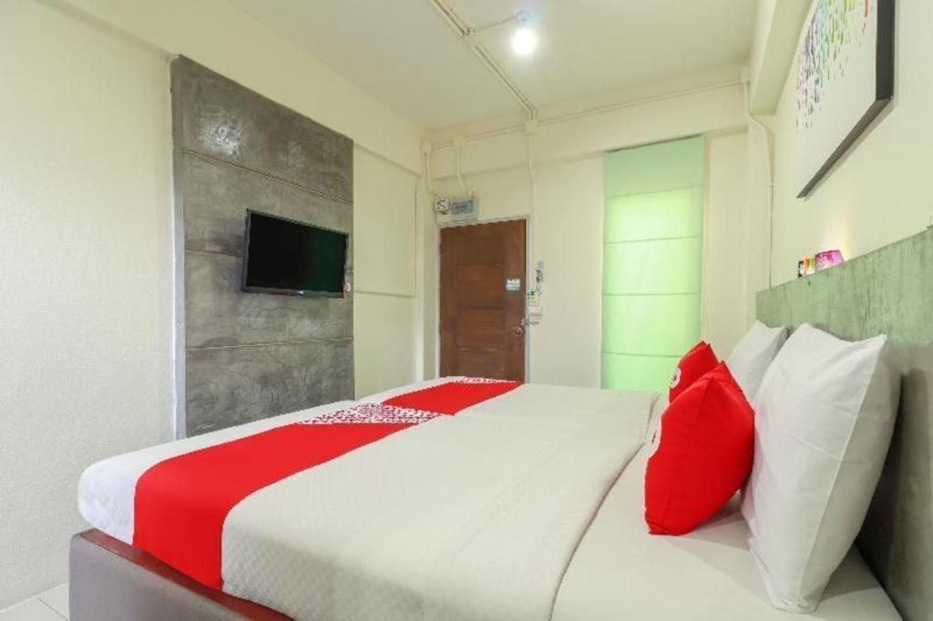 Oyo 412 7 Days Hotel Chiang Mai Exteriör bild
