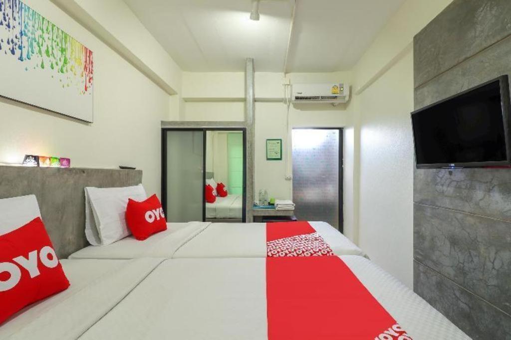 Oyo 412 7 Days Hotel Chiang Mai Exteriör bild