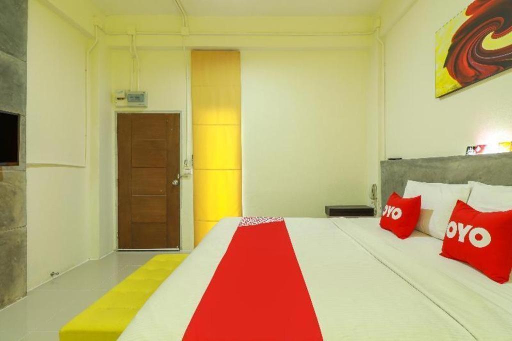 Oyo 412 7 Days Hotel Chiang Mai Exteriör bild
