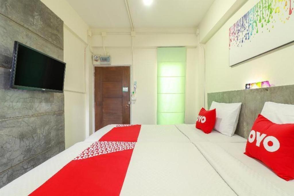 Oyo 412 7 Days Hotel Chiang Mai Exteriör bild