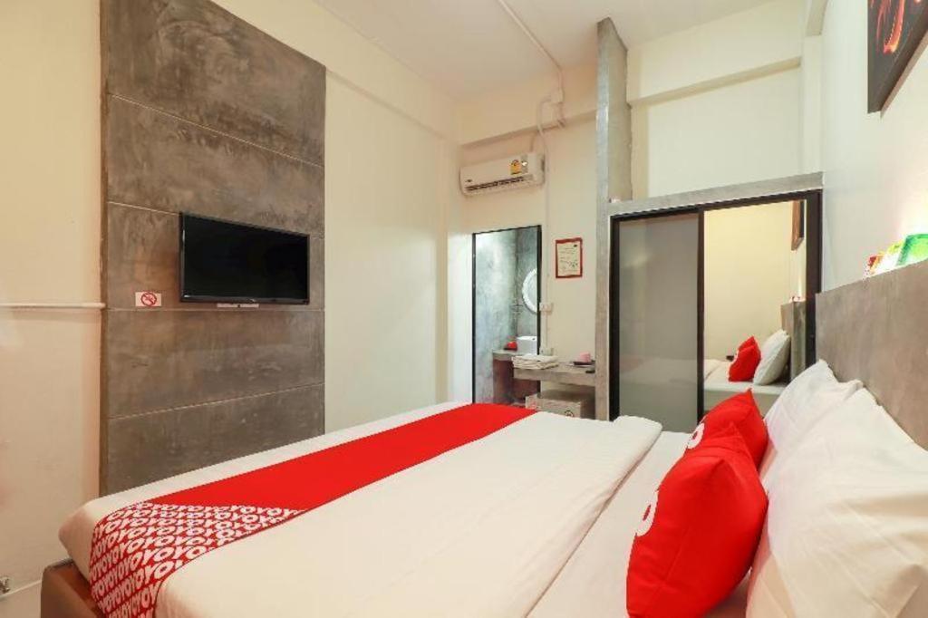 Oyo 412 7 Days Hotel Chiang Mai Exteriör bild