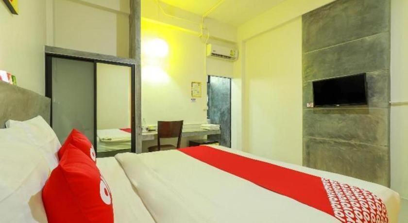 Oyo 412 7 Days Hotel Chiang Mai Exteriör bild