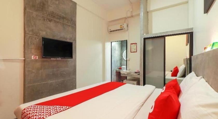 Oyo 412 7 Days Hotel Chiang Mai Exteriör bild