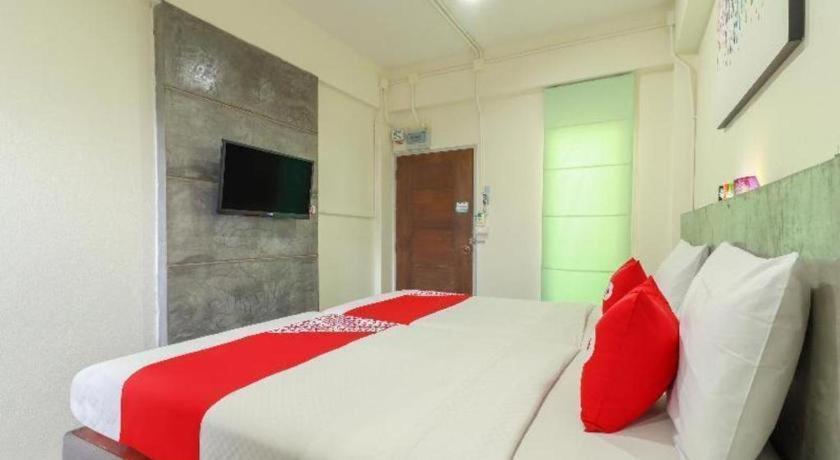 Oyo 412 7 Days Hotel Chiang Mai Exteriör bild