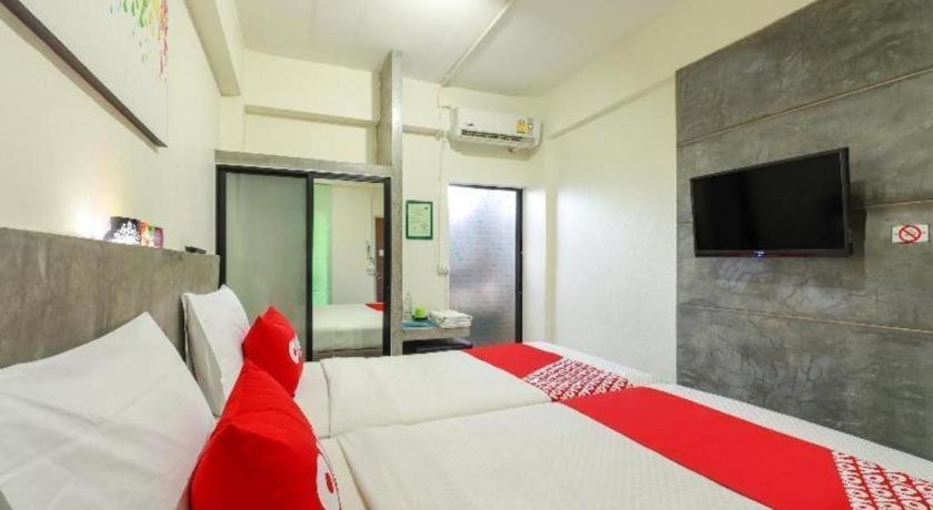Oyo 412 7 Days Hotel Chiang Mai Exteriör bild