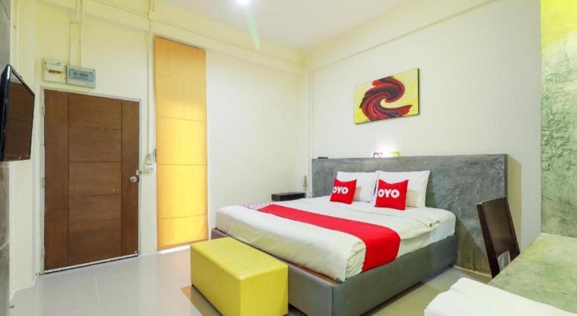 Oyo 412 7 Days Hotel Chiang Mai Exteriör bild